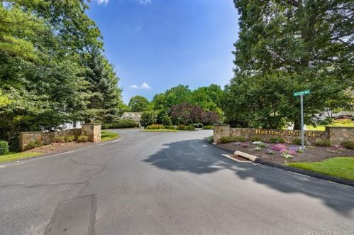 33 Patriot Trl, Huntington CT  06484-5371 exterior