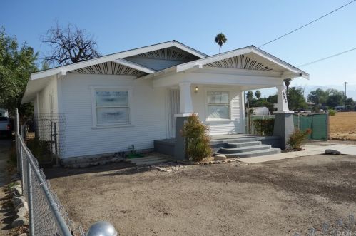 686 8th St, San Bernardino, CA 92410-2917