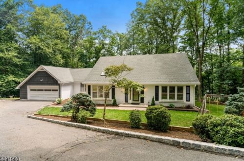 46 Junard Dr, Morristown, NJ 07960-2503