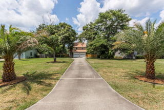 203 Twin Lakes Dr, Brunswick, GA 31525-3000