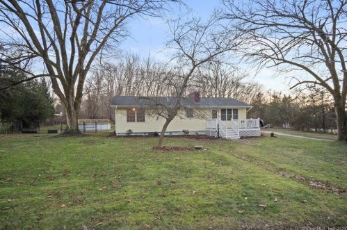 8 Clark Ln, Gales Ferry, CT 06335-1105
