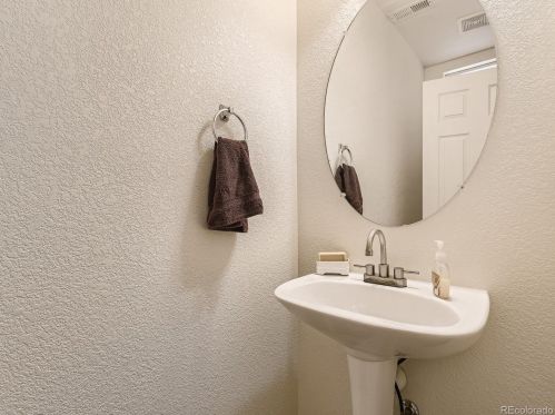 23043 Ontario Dr, Aurora CO 80016-2099 exterior