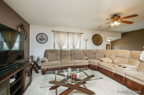 990 Stuart Dr, Hanover Park, IL 60103-6526