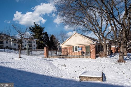 8404 Penshurst Dr, Springfield VA  22152-1137 exterior