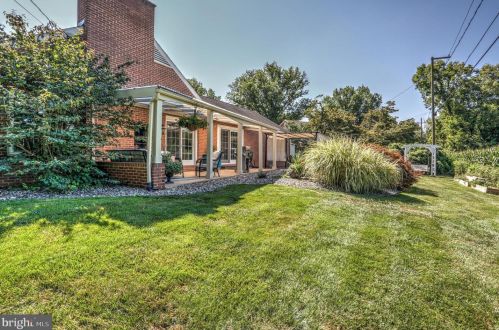 1220 Country Club Dr, Lancaster PA  17601-5208 exterior