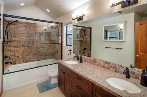 14165 Copenhagen Dr, Truckee CA  96161-6634 exterior