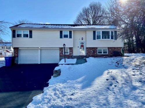9 Meadowridge Dr, Huntington, CT 06484-2133