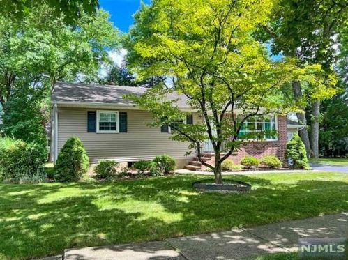 212 Atlantic St, Oradell, NJ 07649-2402