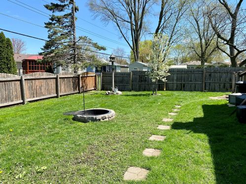 265 Shawnee Dr, Carol Stream IL  60188-1962 exterior