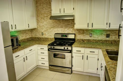 1121 La Verne Way, Palm Springs, CA 92264-9251