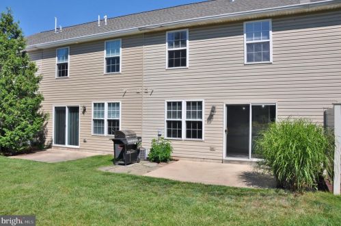 340 Fisher Dr, York, PA 17404-8282
