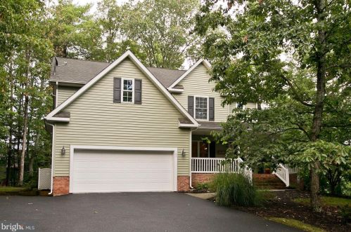 107 Lake Shore Dr, Cross Junction, VA 22625-2477