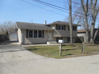227 Riverside Dr, Volo, IL 60051-8715
