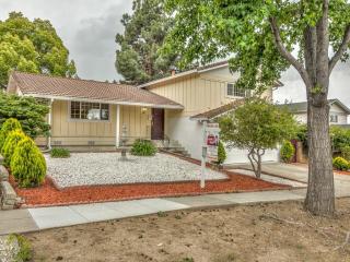 2250 Yosemite Dr, Milpitas, CA 95035-6650