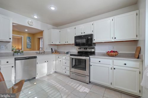 9048 Saffron Ln, Silver Spring MD 20901-4272 exterior