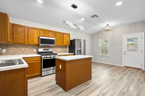 105 Rodeo Cv, Uhland TX 78640-5577 exterior