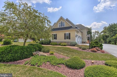 1332 Stonehenge Dr, York, PA 17404-9033