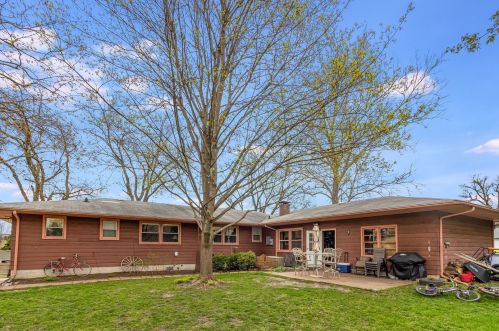 217 Maplewood Dr, Sycamore IL  60178-1237 exterior