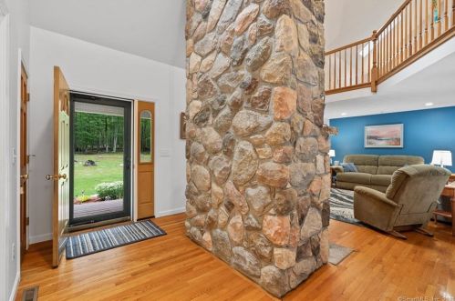 10 Wolf Ridge Gap, Gales Ferry, CT 06339-1545