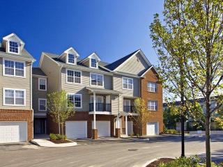 100 Avalon Dr, Huntington CT  06484-7619 exterior