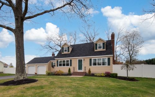 18 Hunters Ln, Nashua, NH 03063-2245