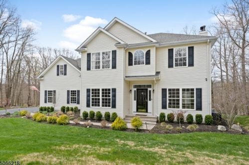 7 Manor Dr, Andover, NJ 07821-3535
