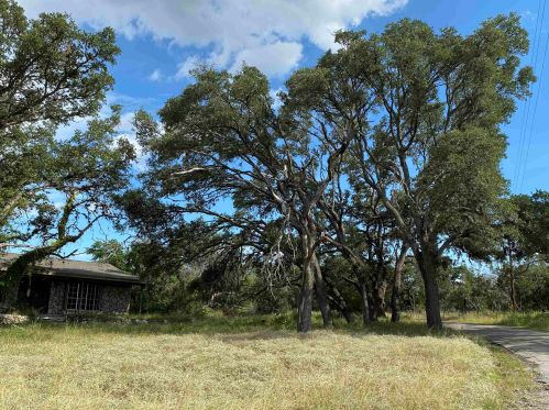 304 Crestwood Dr, Lakeside Heights, TX 78639-4531