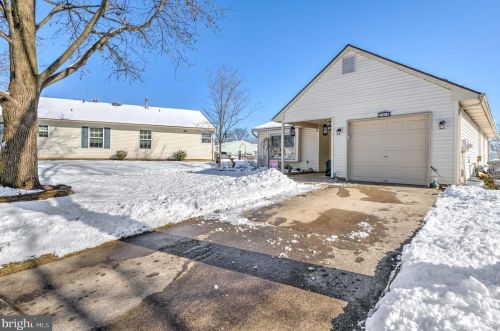 24 Fireside Cir, Columbus, NJ 08022-1016