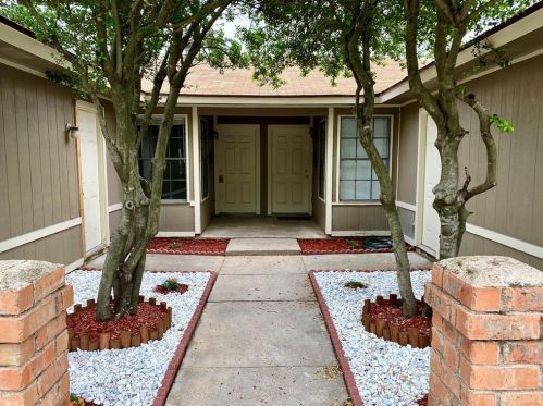 2104 Mistletoe Ave, Fort Worth TX  76110-1143 exterior