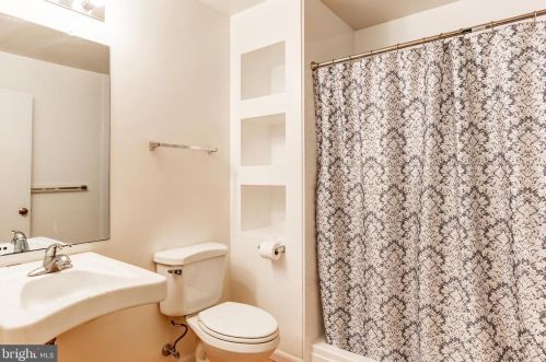 173 Valleybrook Dr, Lancaster PA  17601-4619 exterior