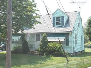 135 Preston Ave, Cranston, RI 02920-1950