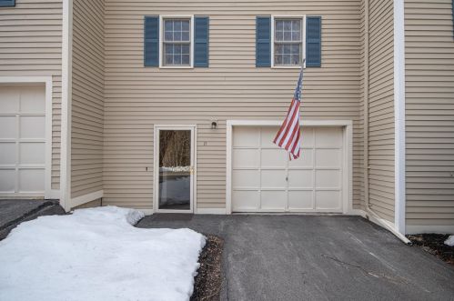 17 Fords Landing Dr, Dover, NH 03820-4552