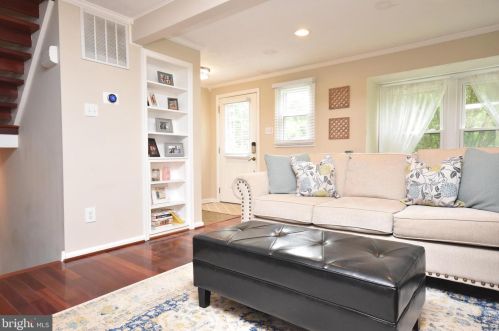 1630 Poplar Grove Dr, Herndon VA  20194-1738 exterior