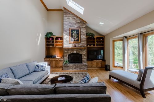 6529 Bentley Ave, Willowbrook IL 60527-1832 exterior