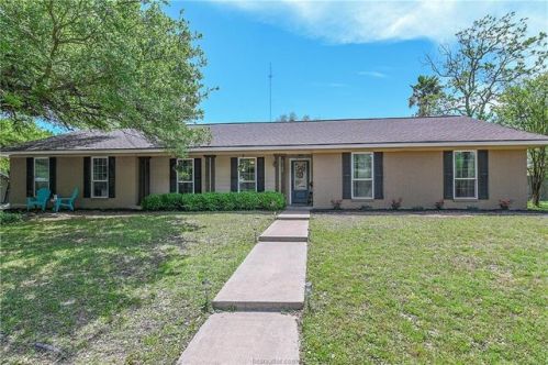 3702 Stillmeadow Dr, Bryan, TX 77802-3913