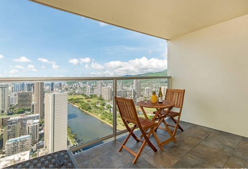 445 Seaside Ave, Honolulu HI  96815-2640 exterior