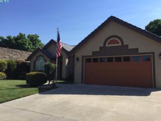 574 Tuohy St, Tulare, CA 93274-8235
