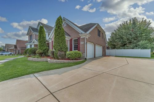 670 4th Ave, Addison, IL 60101-1300