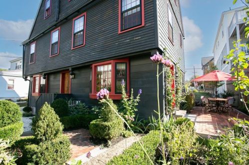 1 Sharon Ct, Middletown, RI 02840-3933