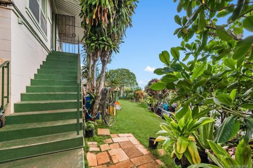 1561 Meyers St, Honolulu HI  96819-2514 exterior