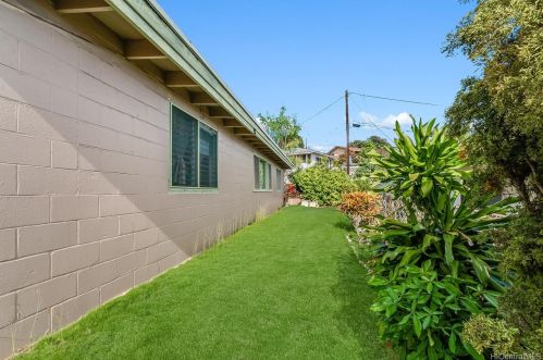 1561 Meyers St, Honolulu HI  96819-2514 exterior