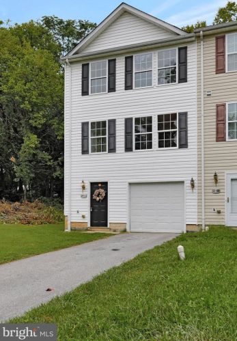 212 Ann St, Charles Town, WV 25414-1604