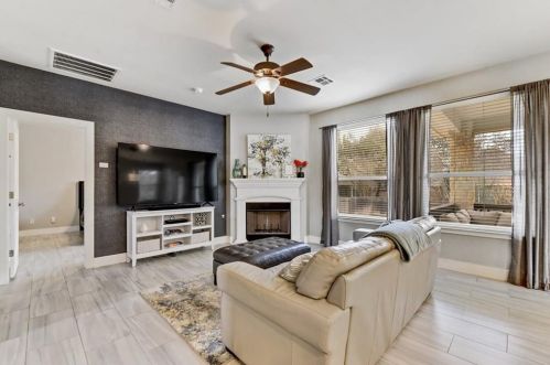8200 Alophia Dr, Austin TX  78739-1998 exterior