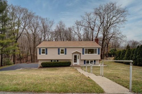 28 Summerwood Dr, Wallingford, CT 06492-3431