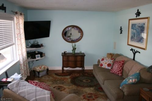 898 Apgar Ter, Rahway, NJ 07065-2101