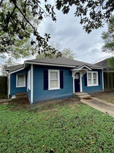 215 Phillips St, Conroe TX  77301-2815 exterior