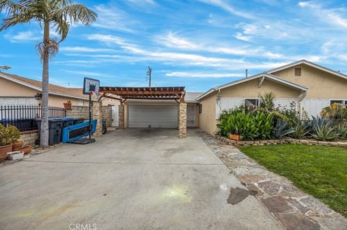 2313 Manitoba Dr, Santa Ana, CA 92704-5036
