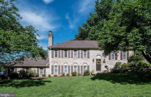 8202 Rushing Creek Dr, Springfield, VA 22153-2533