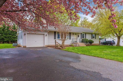 7 Locust Dr, Graceham, MD 21788-1733