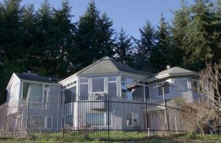 9225 Summerhurst Rd, Vashon, WA 98070-8601